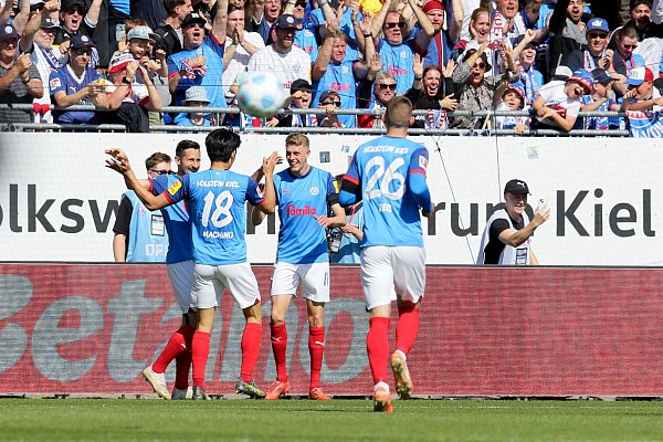Kiels Spieler feiern den Führungstreffer. - © Claus Bergmann/dpa