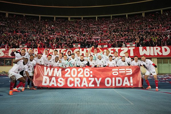 So sehen WM-Teilnehmer aus: Österreichs Fußballer feiern mit ihren Fans. - © Georg Hochmuth/APA/dpa