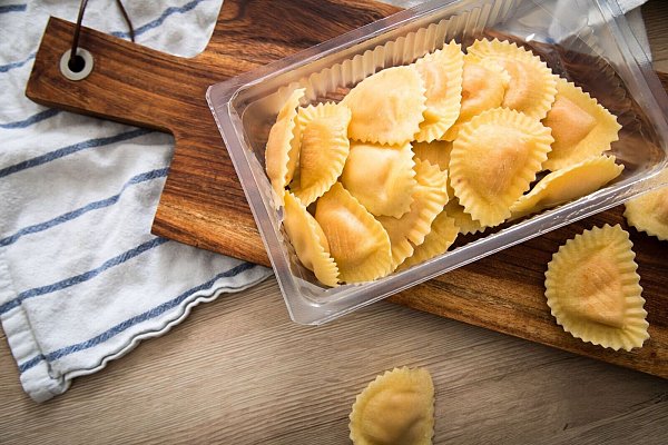 Im Kühl-Regal gibt es verschiedene frische Pasta, etwa auch Ravioli. Die sind nach ein paar Minuten gar oder braun gebraten und können dann einfach mit in die Pfanne. - © Christin Klose/dpa-tmn