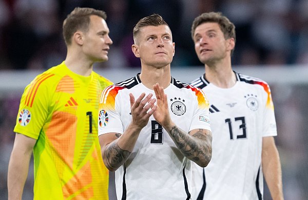 Nach der Heim-EM im Sommer beendete Toni Kroos (M.) seine Karriere. - © Sven Hoppe/dpa