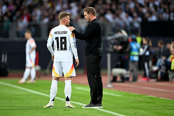 Bundestrainer Julian Nagelsmann (r) gibt Linksverteidiger Maximilian Mittelstädt Anweisungen. - © Federico Gambarini/dpa