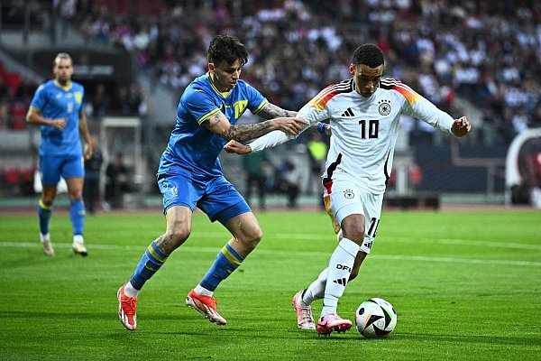 Deutschlands Jamal Musiala (r) im Zweikampf mit dem Ukrainer Mykola Schaparenko. - © Tom Weller/dpa