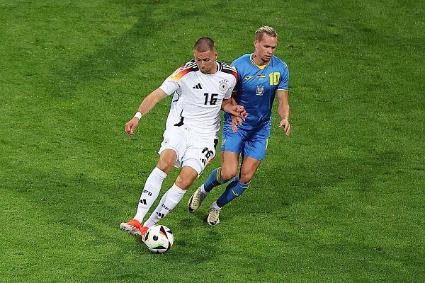 Waldemar Anton (l) kommt vor dem Ukrainer Mychajlo Mudryk an den Ball. - © Daniel Löb/dpa