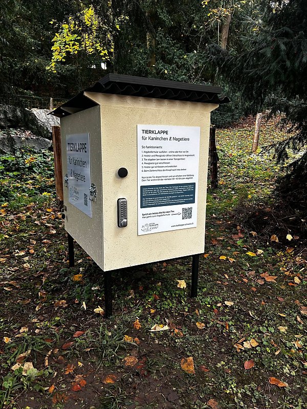 Die erste «Tierklappe» der Schweiz - das Konzept ist nicht unumstritten. - © -/Stiftung Tierklappe/dpa