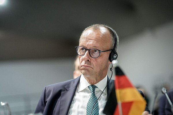 Ernster Blick im Plenum: Merz bei der COP30 in Belém. - © Kay Nietfeld/dpa