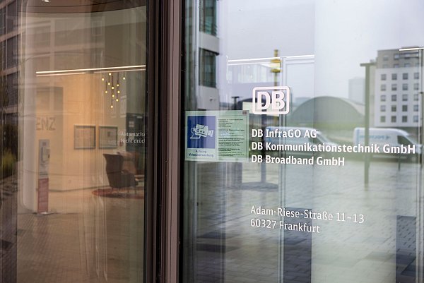 Für die Sanierung der Infrastruktur wurde bei der Bahn eine neue Gesellschaft gegründet - die DB InfraGo verbleibt aber unter dem Dach des Konzerns. (Archivbild) - © Helmut Fricke/dpa