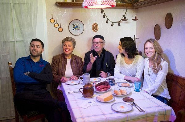 Die Schauspieler Hüseyin Ekici (Orkan Kortuglu), Marie-Luise Marjan (Helga Beimer), der Produzent der Fernsehserie «Lindenstraße», Hans W. Geißendörfer, und die Schauspielerinnen Daniela Bette (Angelina Buchstab) und Clara Dolny (Josi Stadler) sitzen in Speyer im Museum Wilhelmsbau am Technik Museum in der Originalkulisse der Wohnküche der «Lindenstraße»-Hausmeisterin Else Kling. - © picture alliance / dpa