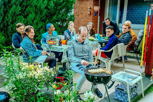 Die "Discounter" beim Grillfest. - © Dennis Dirk/Amazon Prime Video/dpa