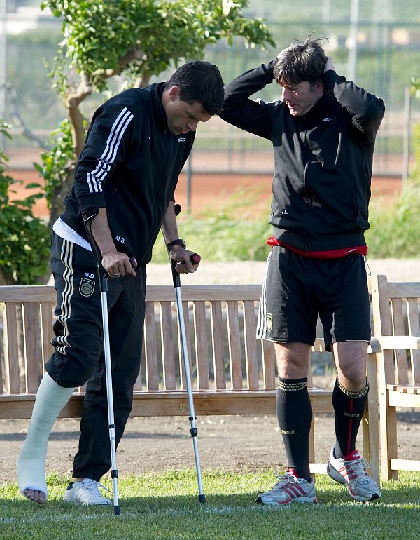 Eine Verletzung läutete das Ende der Kapitänszeit von Ballack ein. - © picture alliance / dpa
