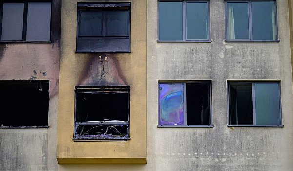 Das Feuer war am späten Donnerstagabend im dritten Stock der Klinik ausgebrochen. - © Philipp Schulze/dpa