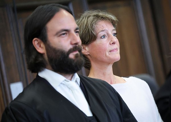 Christina Block musste sich heftige Vorwürfe ihres Ex-Mannes anhören, die sie bestreitet. Ihr Verteidiger Ingo Bott befragte den Vater, der Nebenkläger ist. - © Christian Charisius/dpa-Pool/dpa