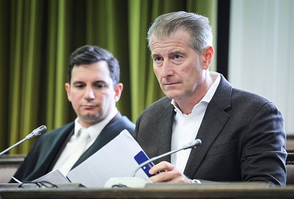 Der Vater schildert vor Gericht die Folgen der Entführung für seine Familie. - © Christian Charisius/dpa-Pool/dpa