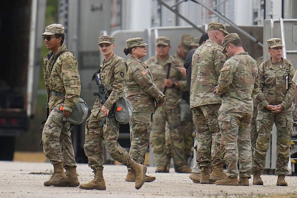 Nationalgardisten aus Texas sind nach Illinois gereist. Ob sie dort auch zum Einsatz kommen, ist unklar. - © Erin Hooley/AP/dpa