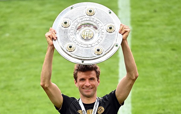 Thomas Müller darf nochmal mit der Meisterschale jubeln. - © Sven Hoppe/dpa-Pool/dpa