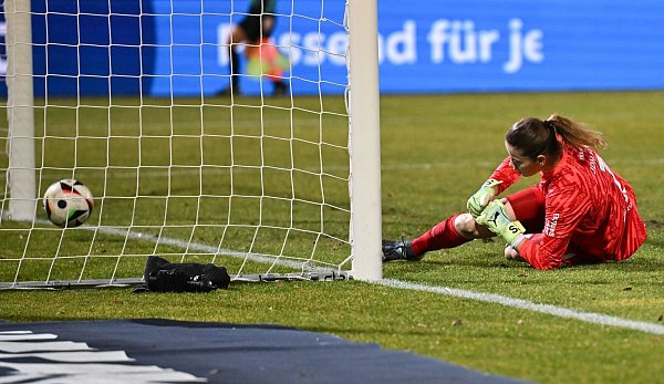 Bitterer Tag für Stina Johannes: Die Eintracht-Torhüterin kassiert in Wolfsburg allein im ersten Durchgang schon fünf Gegentore. - © Arne Dedert/dpa