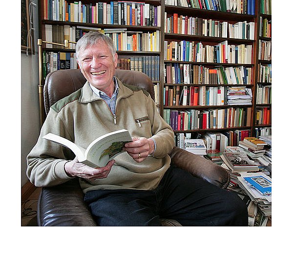 Joachim Radkau in seiner privaten Bibliothek. - © FOTO: ANDREAS ZOBE