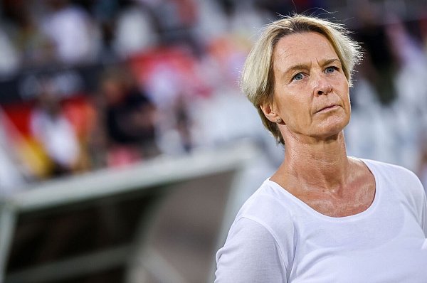 Martina Voss-Tecklenburg ist die Trainerin der deutschen Fußballerinnen. - © Borislav Troshev/dpa