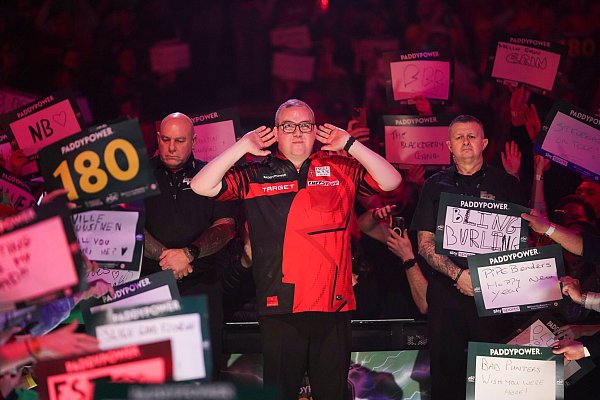 Spielt souverän bei der WM: Stephen Bunting. - © Alberto Pezzali/AP/dpa