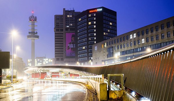 Wegen des desolaten Bauzustands wollte VWN den einstigen Fernsehturm 2025 abreißen. (Archivbild) - © Julian Stratenschulte/dpa