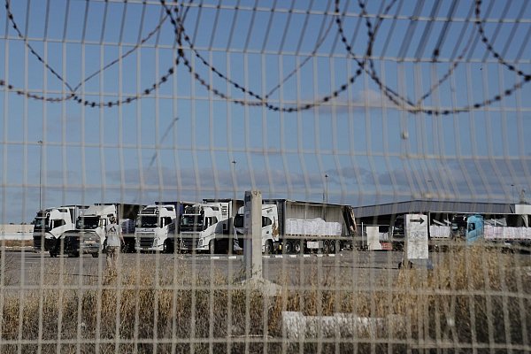 Am Montag war erstmals seit fast drei Monaten wieder humanitäre Hilfe in das umkämpfte Gebiet gekommen – israelischen Angaben zufolge waren es aber zunächst nur fünf Lastwagen. - © Maya Alleruzzo/AP/dpa