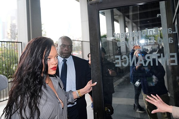 Sängerin Rihanna wohnte der Urteilsverkündung bei. - © Damian Dovarganes/AP/dpa