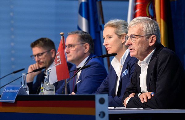 Die AfD hofft auf die Jugend. Bei der Landtagswahl in Brandenburg hat die Partei, die in dem Bundesland als rechtsextremistischer Verdachtsfall vom Verfassungsschutz beobachtet wird, von jüngeren Wählern besonders viele Stimmen erhalten. - © Bernd von Jutrczenka/dpa
