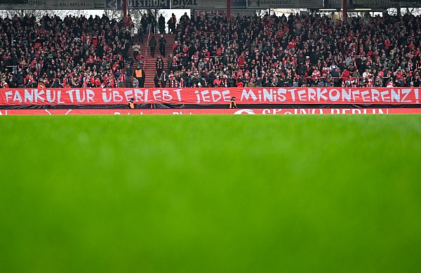 Trotzig: die Fans des 1. FC Union Berlin. - © Soeren Stache/dpa
