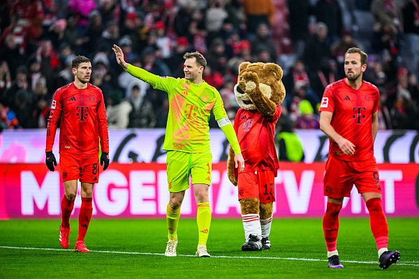 Leon Goretzka (l) und Torwart Manuel Neuer (2.v.l.) freuen sich über einen gelungenen Tag. - © Tom Weller/dpa