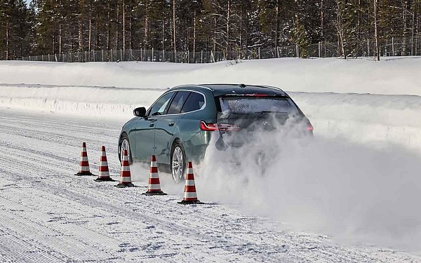 Test auf schneebedeckter Straße: Als «sehr empfehlenswert» erwiesen sich die teureren Winterreifen. - © GTÜ/dpa-tmn
