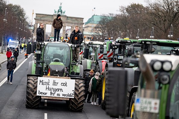 «Müsst ihr erst Hungern bevor ihr es versteht»: Die Pläne der Bundesregierung, den Agrardiesel und die Kfz-Steuerbefreiung für die Land- und Forstwirtschaft zu streichen, hat zahlreiche Bauern auf Straße getrieben. - © Fabian Sommer/dpa