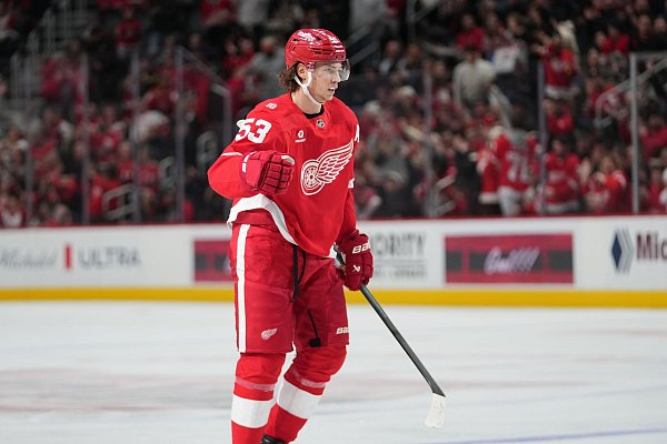 Moritz Seider war mit einem Tor und einer Vorlage beim Heimsieg der Detroit Red Wings beteiligt. - © Paul Sancya/AP/dpa