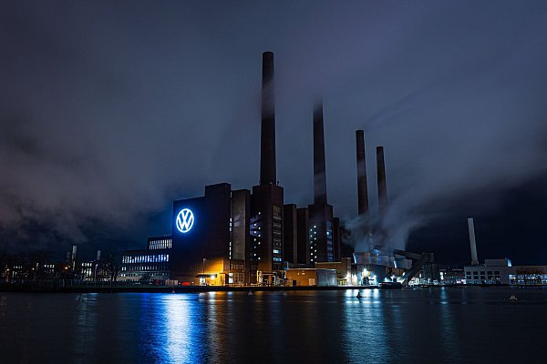 Bei Volkswagen müssen die Kapazitäten in der Produktion an die Realität angepasst werden - auch in Wolfsburg. - © Moritz Frankenberg/dpa
