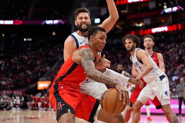 Maximilian Kleber (hinten) und die Mavericks verloren das texanische Duell in Houston. - © David J. Phillip/AP/dpa
