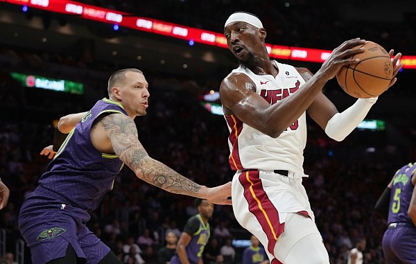 Für Daniel Theis (l.) und die New Orleans Pelicans gab es in Miami nichts zu holen. - © Lynne Sladky/AP/dpa