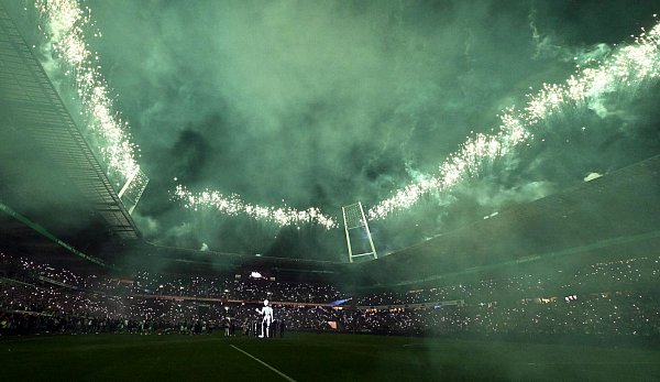 Ein großes Spektakel gab\\\'s in Bremen bei Diegos Abschiedsspiel. - © Carmen Jaspersen/dpa