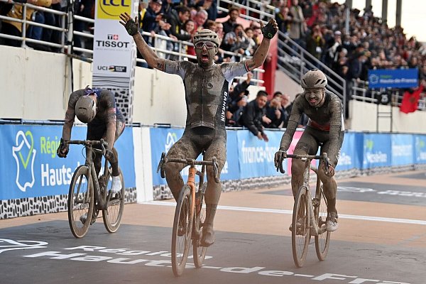 Der Italiener Colbrelli gewann die letzte Regen-Ausgabe von Paris-Roubaix. - © David Stockman/BELGA/dpa