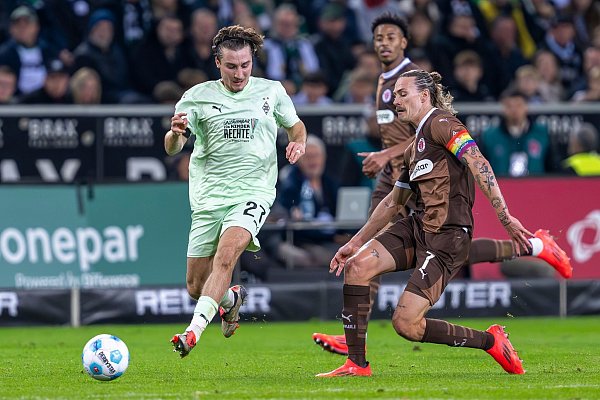 Die Gladbacher liefen mit einem Sondertrikot auf - © David Inderlied/dpa
