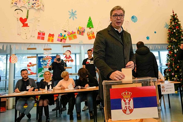 Der serbische Präsident Aleksandar Vucic gilt als Favorit. - © Darko Vojinovic/AP