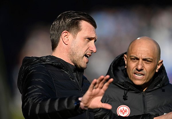 Frankfurts Sportvorstand Krösche diskutiert vor dem Spiel mit den Fans - © Anke Wälischmiller/dpa