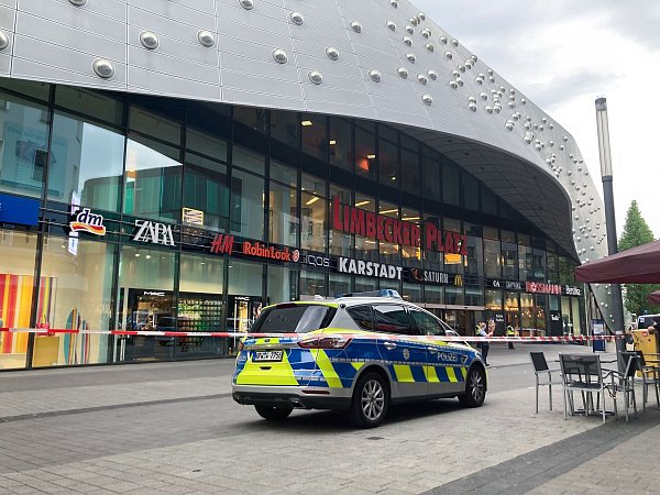 Die Ermittlungen richten sich gegen vier Beschuldigte, darunter zwei Jugendliche. (Archivbild) - © Florentine Dame/dpa