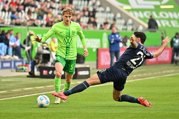 Viele Zweikämpfe prägten das Spiel zwischen Wolfsburg und Bochum. - © Swen Pförtner/dpa