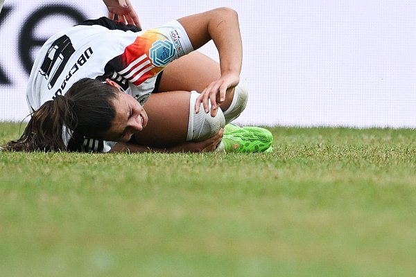 Das Olympia-Aus: Lena Oberdorf verletzt sich im Länderspiel am 16. Juli gegen Österreich schwer am Kreuzband. - © Sebastian Christoph Gollnow/dpa