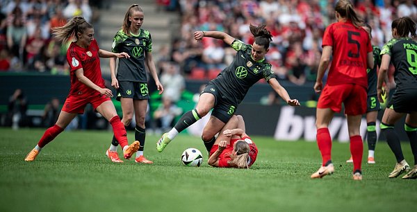 Im Pokalfinale 2024 spielt Oberdorf für die Wolfsburgerinnen gegen ihren neuen Arbeitgeber FC Bayern ganz groß auf. - © Fabian Strauch/dpa
