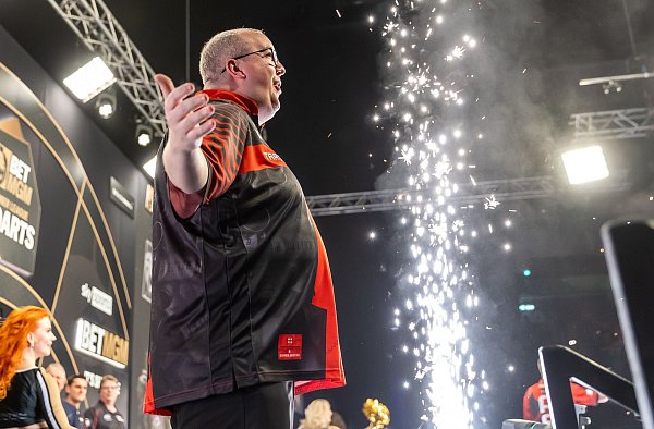 Stephen Bunting überrascht in Berlin. - © Andreas Gora/dpa