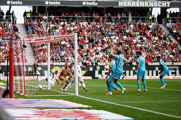 Hoffenheim passt nicht auf: Lukas Kübler schießt das 1:0 für Freiburg - © Philipp von Ditfurth/dpa