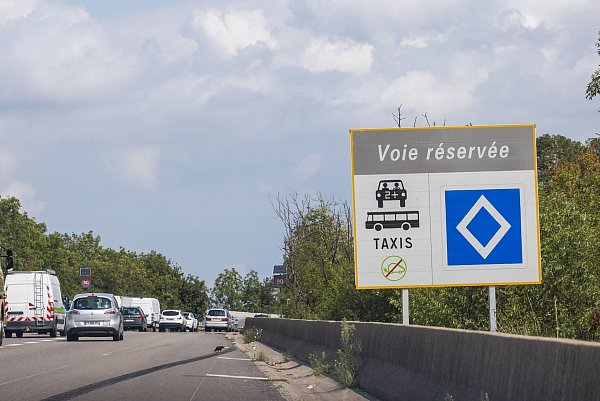 Wie bald in Paris gibt es eine sogenannte Umweltspur bereits unter anderem in Straßburg und Lyon (Archivbild). - © Philipp von Ditfurth/dpa