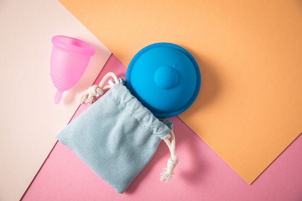 Menstruationstasse (li) und Menstruationsscheibe (re) fangen das Periodenblut direkt im Körper auf. - © Christin Klose/dpa-tmn