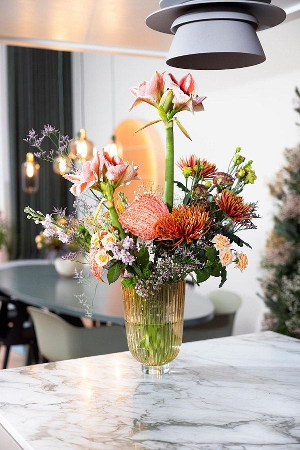 Blumenstrauß mit Amaryllis, Chrysanthemen und Lisianthus: Trockenblumen wie Schleierkraut und Limonium machen den Strauß luftig und verspielt zugleich. - © tollwasblumenmachen.de/dpa-tmn