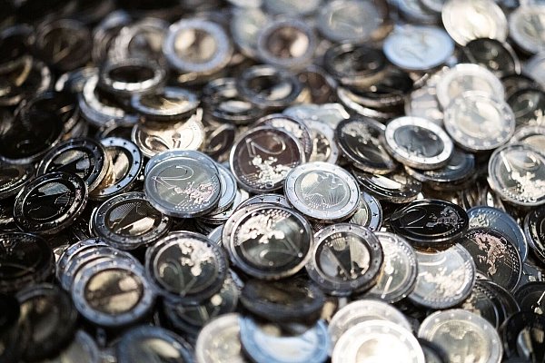 Gemessen an der Zahl der Transaktionen ist Bargeld noch immer die beliebteste Zahlungsart. (Symbolbild) - © Marijan Murat/dpa
