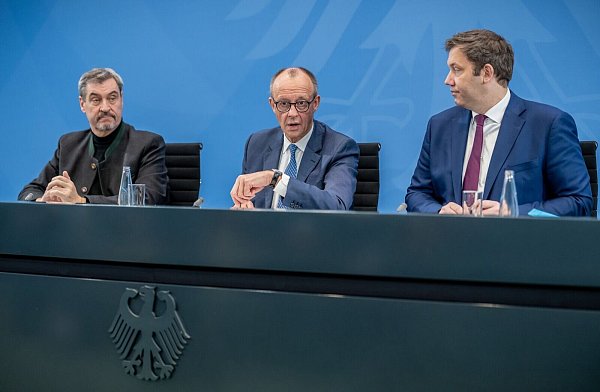 Die Regierungskoalition will das Verbrenner-Aus auf EU-Ebene aufweichen und die Anschaffung von E-Autos wieder fördern. (Archivbild) - © Michael Kappeler/dpa